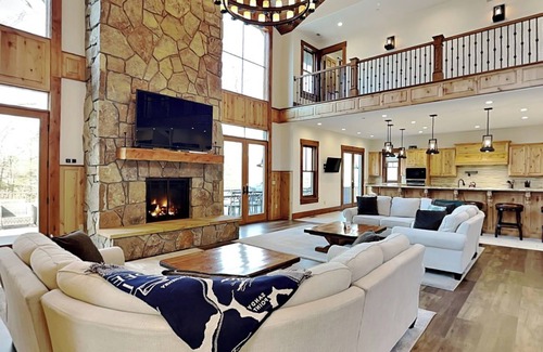 Oakland House | The Haven | Lakefront + 8 Suites, Pvt Indoor Pool, Hot Tub, Dock!