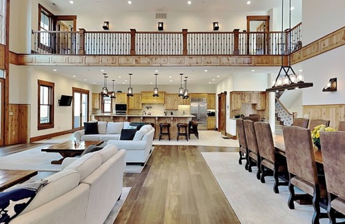 Oakland House | The Haven | Lakefront + 8 Suites, Pvt Indoor Pool, Hot Tub, Dock!