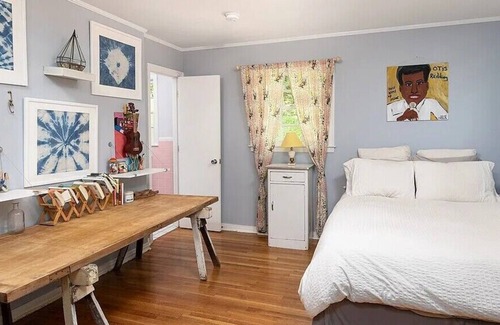 Oxford House | The Hayden, Lovely 4 BR home, 1 mi from the Square