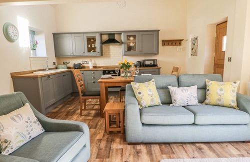 Scawton Cottage | THE HAYLOFT, with a garden in Husthwaite