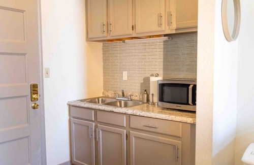 Kansas City Apartment | The Heart of Westport Suite - WALK to BBQ