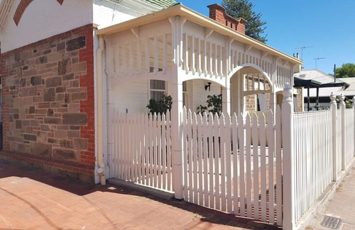 Glenelg Cottage | The Heritage - located in in the center of Glenelg