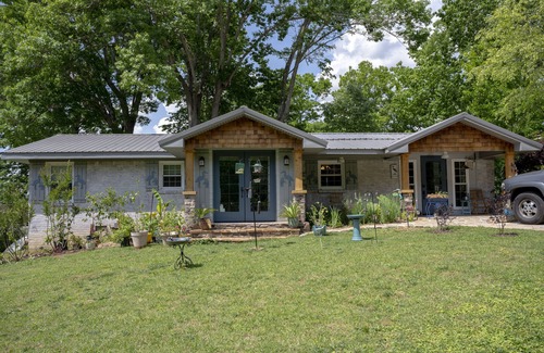 Tuscumbia House | The Heron House - Lakefront Home