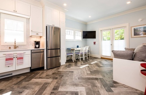 Union Pier House | The Herringbone Suite 5 at Union Pier Summer House
