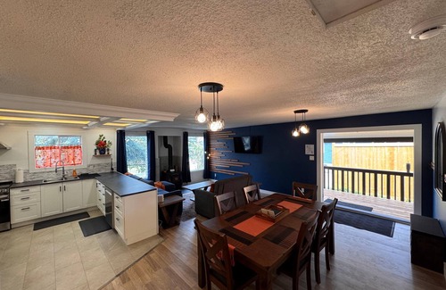 Hinton House | The Hidden Gem - Large Patio, Fire Pit & Outdoor Seating + King & Queen Beds