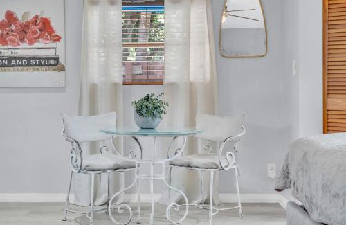 North Miami Villa | The Hidden Gem - Private Cottage in Biscayne Park