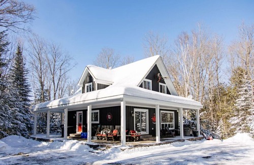 Eagle Lake Cottage | The Hidden Porch at Sir Sam's (hot tub & sauna)