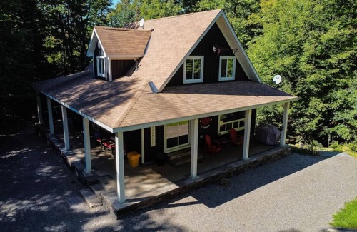 Eagle Lake Cottage | The Hidden Porch at Sir Sam's (hot tub & sauna)