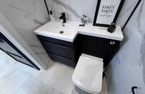 Shoscombe Apartment | The Hide Away By The Garden Spa Stays - Hot Tub