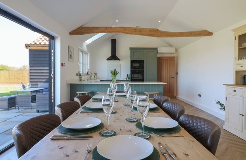 Colchester Cottage | THE HIDE, family friendly, with hot tub in Mersea Island