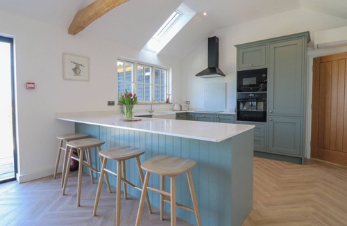 Colchester Cottage | THE HIDE, family friendly, with hot tub in Mersea Island