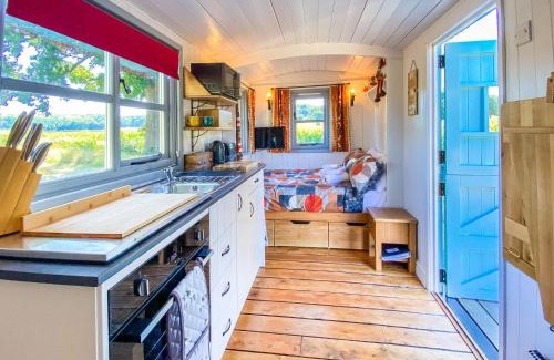 Whitestone Apartment | The Hideaway Hut - 1 Bed Shepherds Hut - Hereford
