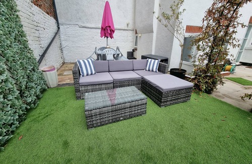 Southport Apartment | The Hideaway ll/private garden/Quiet/Central