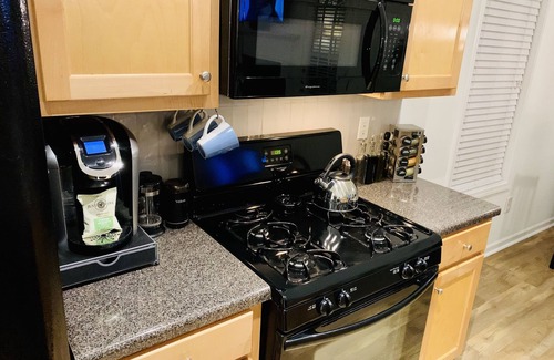 Newnan House | The Hideaway @ Newnan - Close to Everything + Pet Friendly