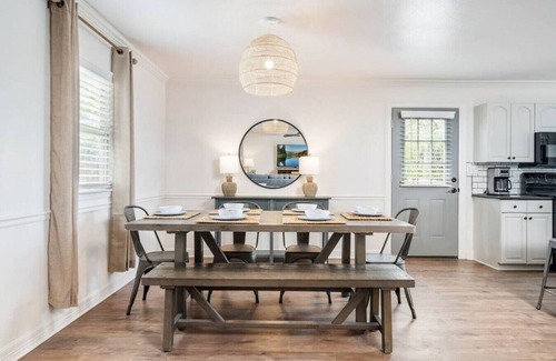 New Braunfels House | The Hideaway on Lake Dunlap*Direct Lake Dunlap Access*Pool*Accommodates 20