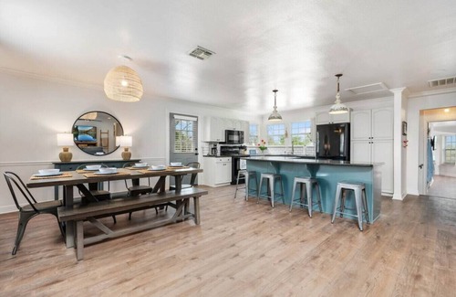 New Braunfels House | The Hideaway on Lake Dunlap*Direct Lake Dunlap Access*Pool*Accommodates 20