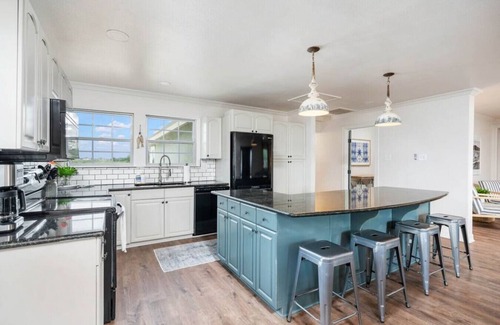 New Braunfels House | The Hideaway on Lake Dunlap*Direct Lake Dunlap Access*Pool*Accommodates 20