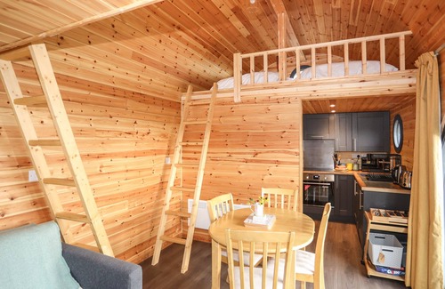 Criccieth Cottage | THE HIDEAWAY POD, family friendly, with hot tub in Criccieth