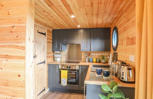 Criccieth Cottage | THE HIDEAWAY POD, family friendly, with hot tub in Criccieth