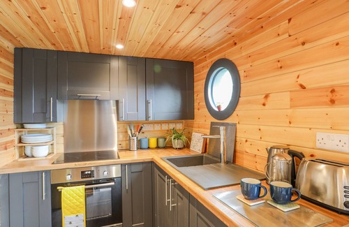 Criccieth Cottage | THE HIDEAWAY POD, family friendly, with hot tub in Criccieth