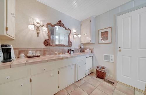 Sutter Creek Apartment | The Hideaway Suite | On Main St., Dog Friendly!