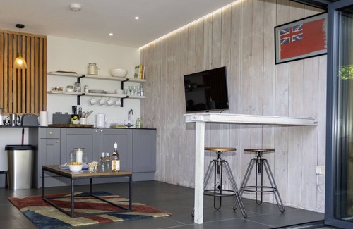 Salcombe Cabin | The Hideout-Boutique Cabin, Estuary View & Parking
