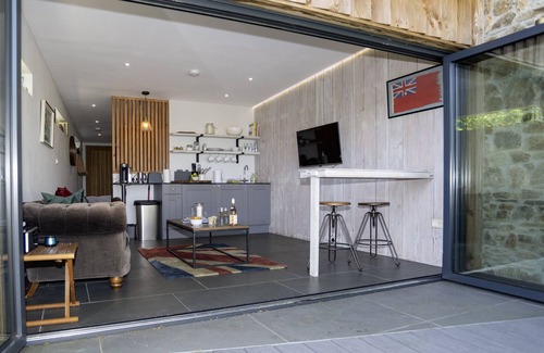 Salcombe Cabin | The Hideout-Boutique Cabin, Estuary View & Parking