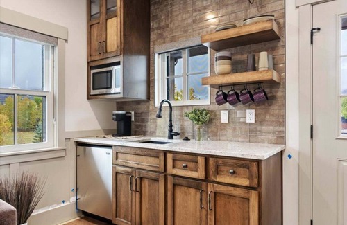 Midway Condo | The Highland Cow Room - Newly Built Midway Loft