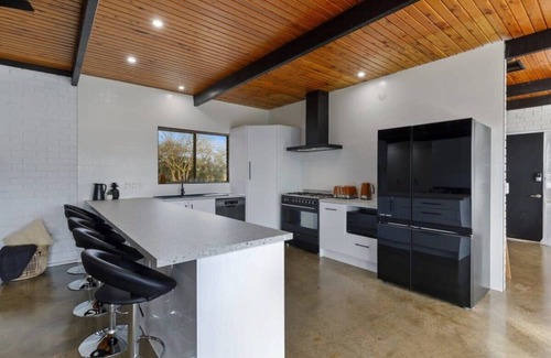 Yarrawonga House | The Hilderton on Hogans - 5 bedrooms