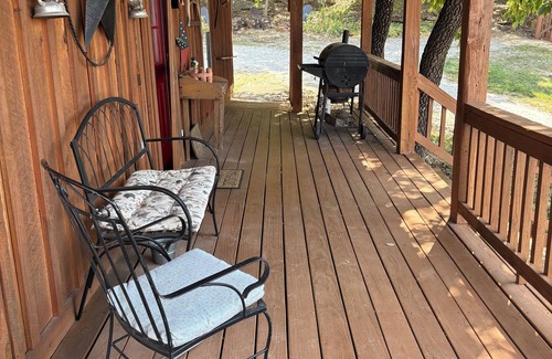 Mountain View Cabin | The Hilltop Cabins - Music Room
