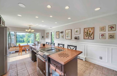 Warwick House | The Hilltop Fenced 8-Acre Dog-Friendly Retreat