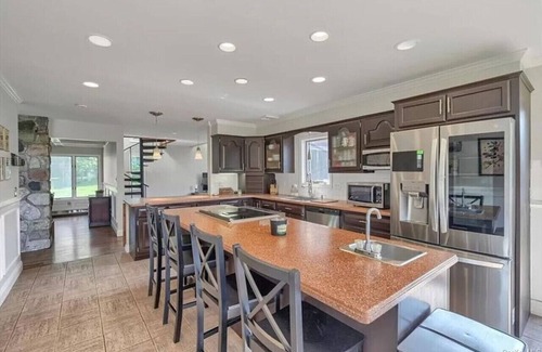 Warwick House | The Hilltop Fenced 8-Acre Dog-Friendly Retreat
