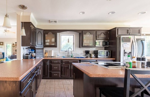 Warwick House | The Hilltop Fenced 8-Acre Dog-Friendly Retreat