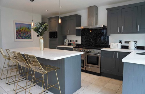 Barbican House | The Hoe, Beautiful 5-Bedroom House, Garden, Secure Parking, Sleeps 12