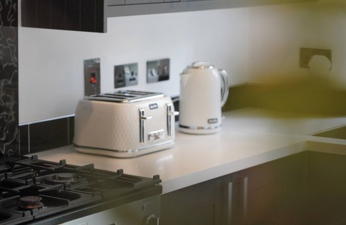 Barbican House | The Hoe, Beautiful 5-Bedroom House, Garden, Secure Parking, Sleeps 12