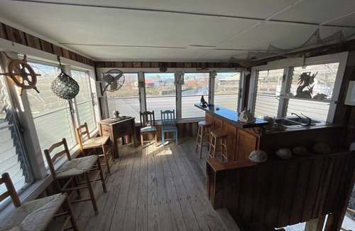 Dickinson House | The HOEK Hotel with Private Boat Slip and Pirate Bar