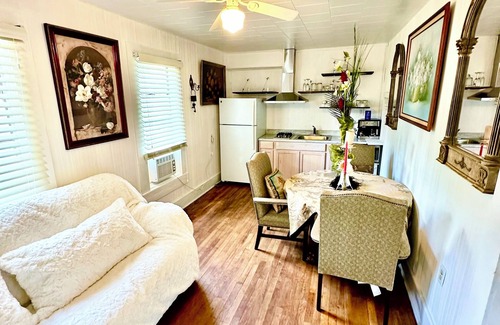 Gulfport Cottage | The holiday cottage 2 guest suite .Private bedroom,bathroom,entrance ,kitchen