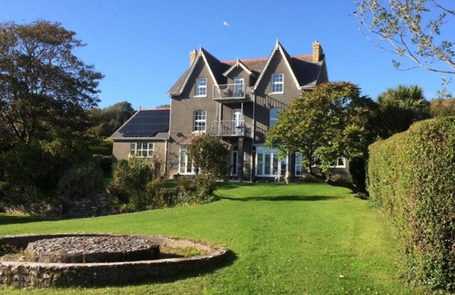 Horton House | The Hollies is situated in the beautiful area of Horton in the Gower Peninsular