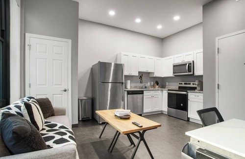 Downtown Pittsburgh Apartment | The HomeBase Suite at Stadium and Downtown