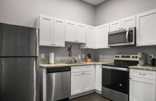 Downtown Pittsburgh Apartment | The HomeBase Suite at Stadium and Downtown