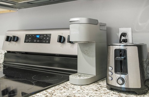 Downtown Pittsburgh Apartment | The HomeBase Suite at Stadium and Downtown