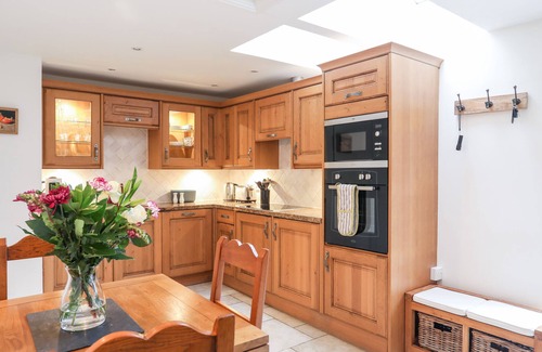 Dolbenmaen Cottage | THE HONEY POT, pet friendly, with a garden in Garndolbenmaen