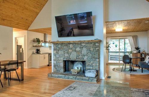 Asheville House | The Honeybee Hideaway | A Peaceful Sanctuary | Hot Tub, Fire Pit and Pet-Friendly