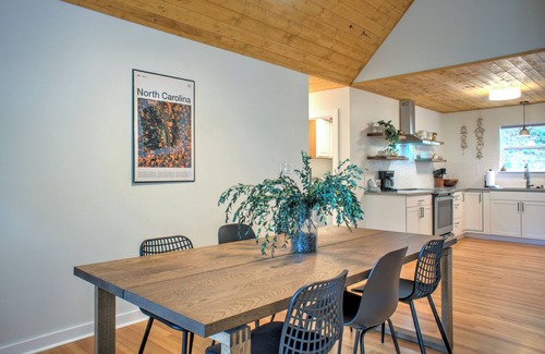 Asheville House | The Honeybee Hideaway | A Peaceful Sanctuary | Hot Tub, Fire Pit and Pet-Friendly