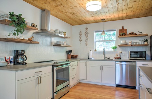 Asheville House | The Honeybee Hideaway | A Peaceful Sanctuary | Hot Tub, Fire Pit and Pet-Friendly