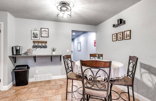 South Oklahoma City House | The House of Cards- just 8 mins to airport!