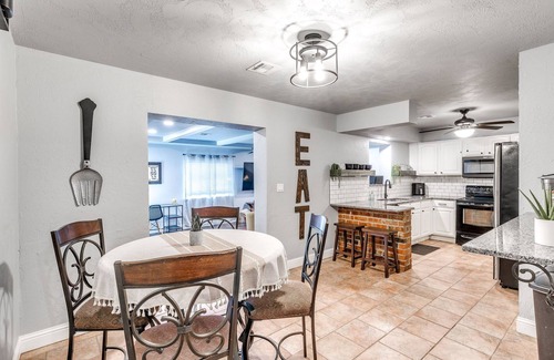 South Oklahoma City House | The House of Cards- just 8 mins to airport!