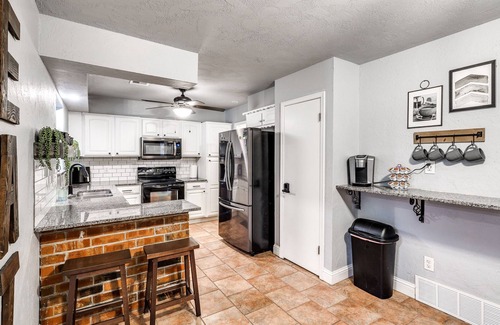 South Oklahoma City House | The House of Cards- just 8 mins to airport!