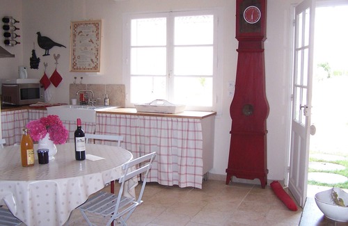 Neac House | THE HOUSE OF HARVESTERS, in the heart of the vineyard.