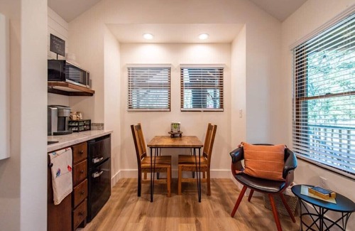 Elm Mott RV Rental | The Hummingbird 15 MIN to Magnolia & Baylor